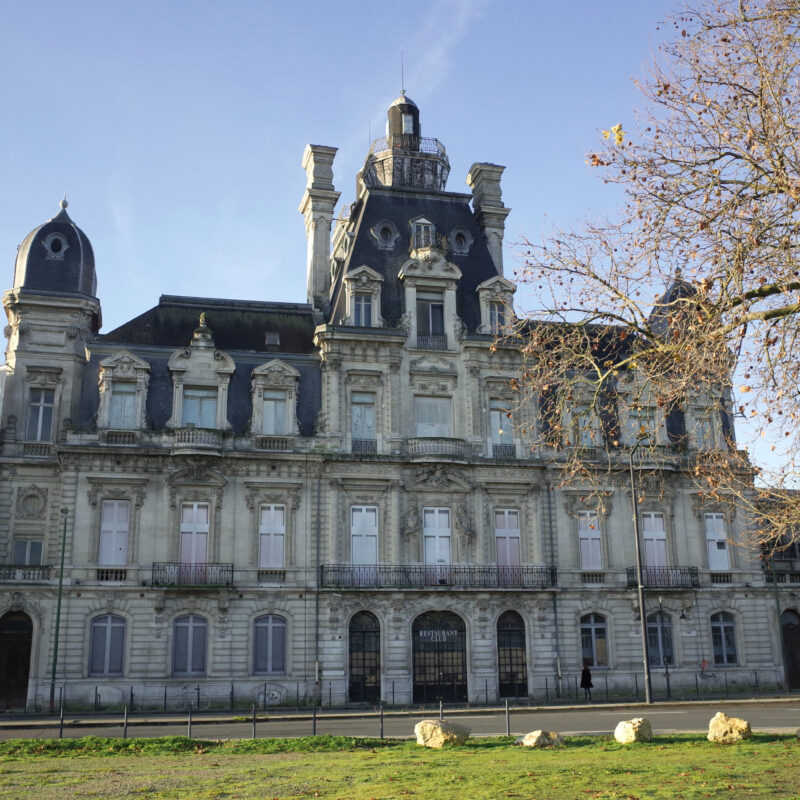 La façade du château Descas