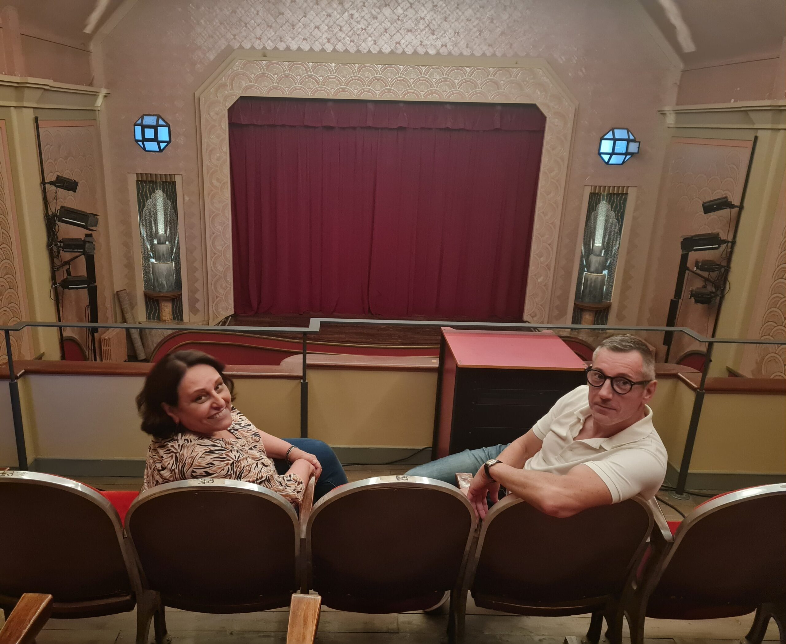 Marie-Elise Perrin et Denis Goujon assis à l'étage du théâtre La Pergola
