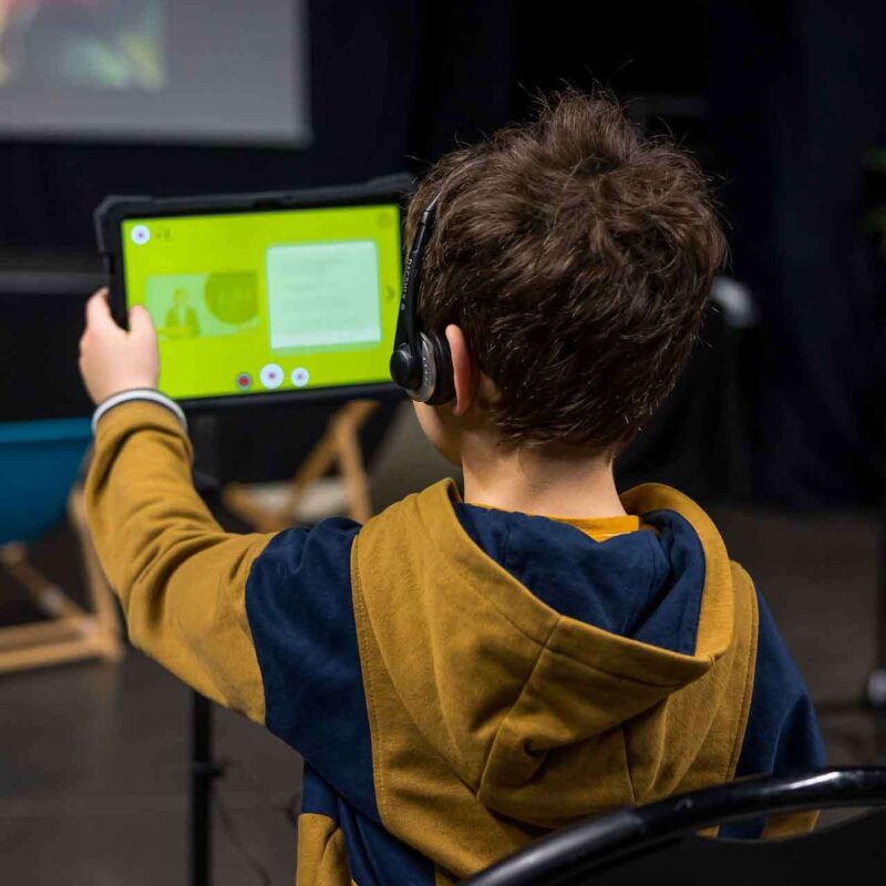 Un enfant tenant une tablette numérique