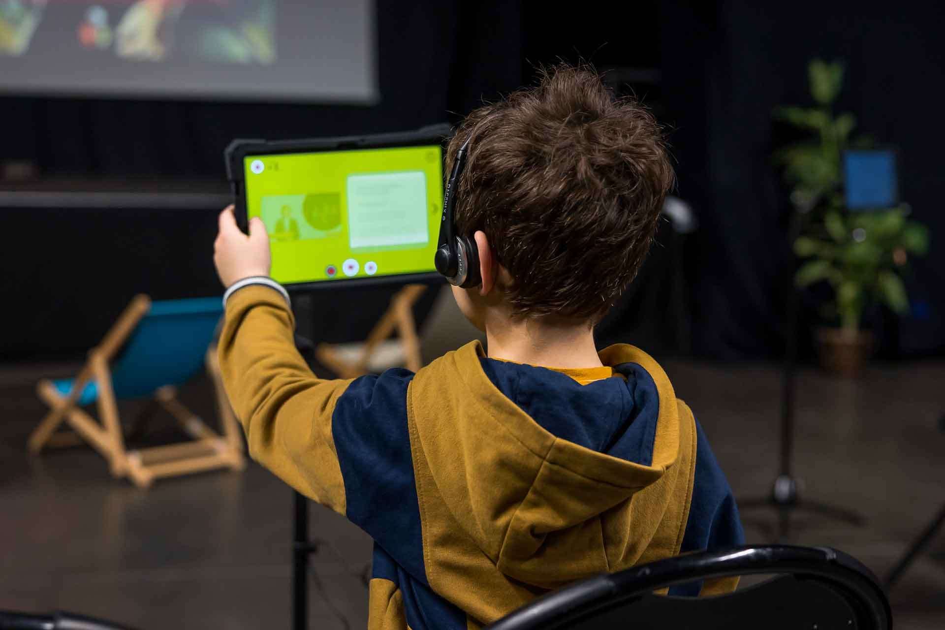 Un enfant tenant une tablette numérique