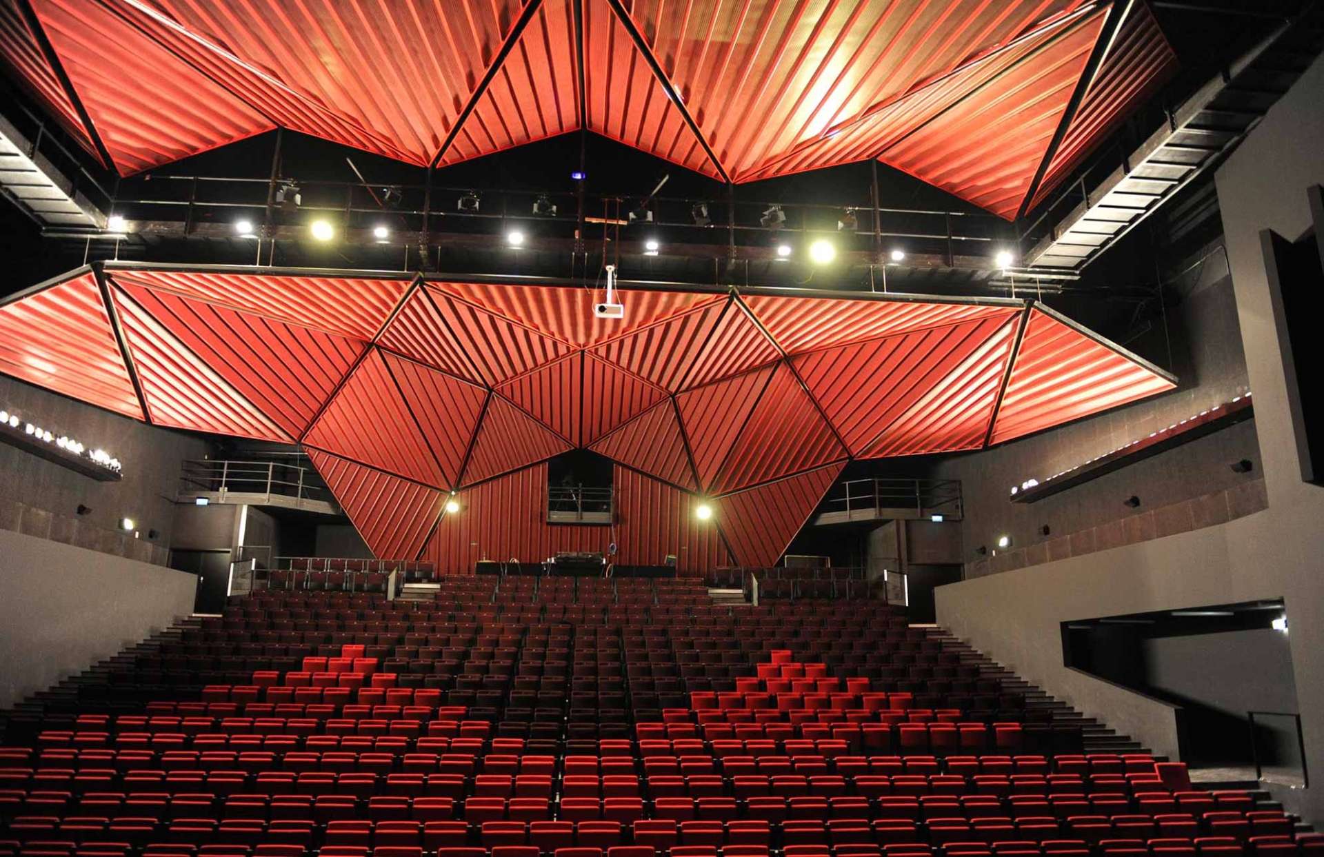 Salle de 650 places assises dans le Rocher de Palmer